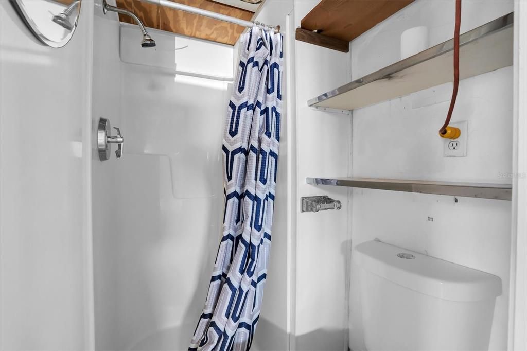 For Rent: $1,850 (2 beds, 1 baths, 735 Square Feet)