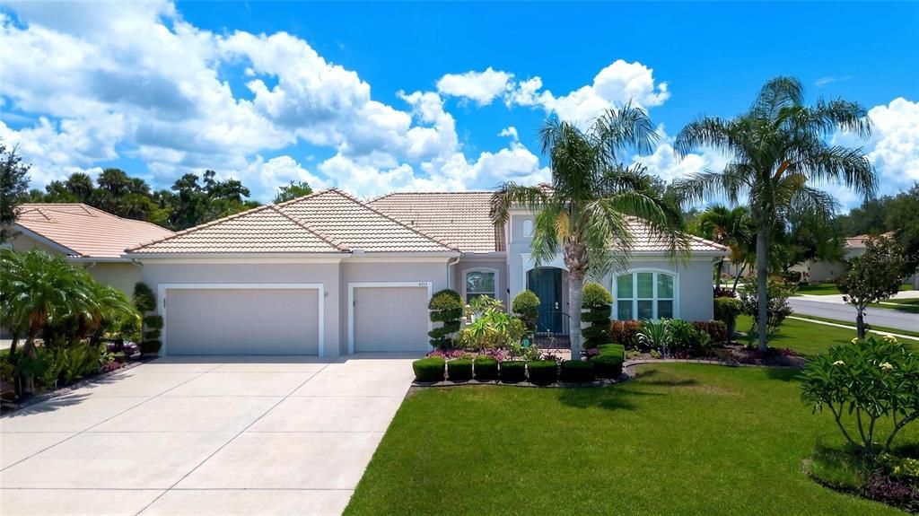 For Sale: $718,000 (4 beds, 3 baths, 2900 Square Feet)