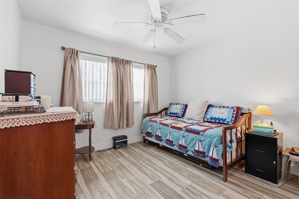 На продажу: $128,000 (2 спален, 2 ванн, 950 Квадратных фут)