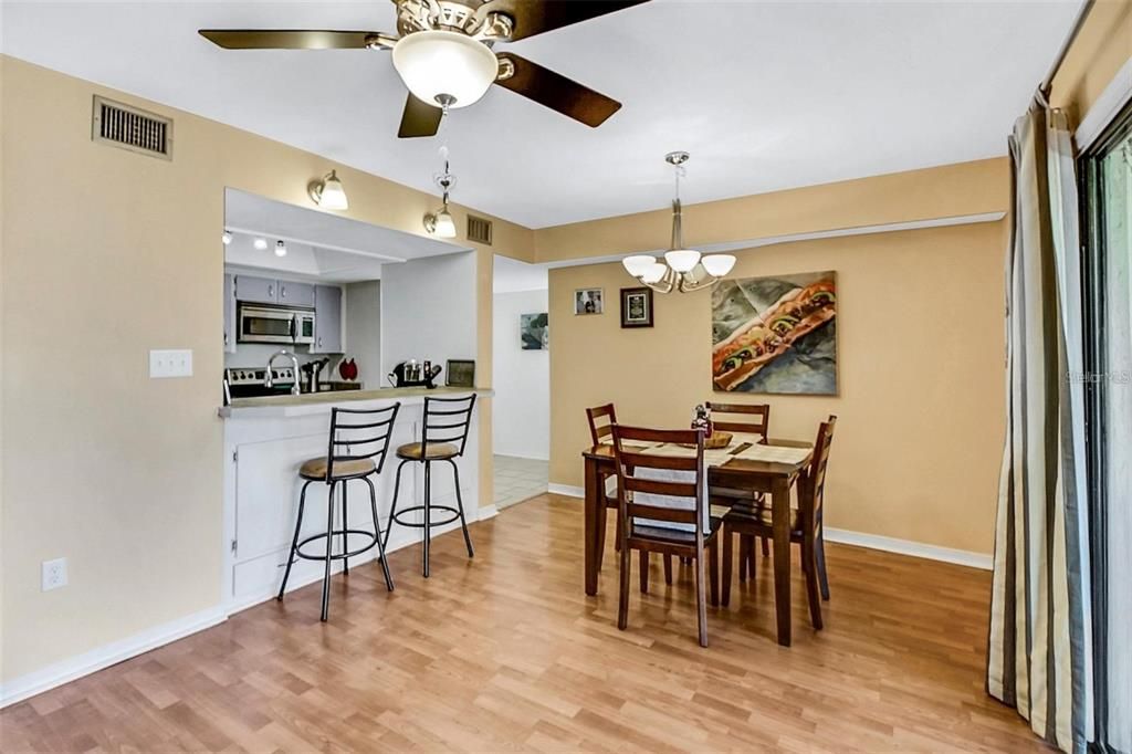 For Sale: $234,900 (2 beds, 1 baths, 1024 Square Feet)