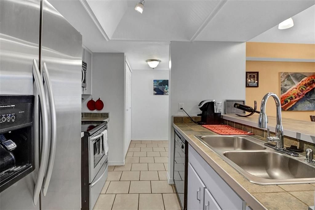 For Sale: $234,900 (2 beds, 1 baths, 1024 Square Feet)