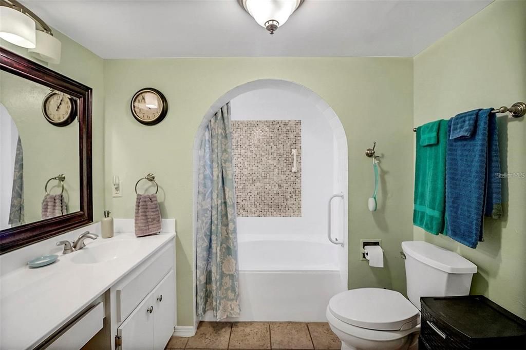 For Sale: $234,900 (2 beds, 1 baths, 1024 Square Feet)