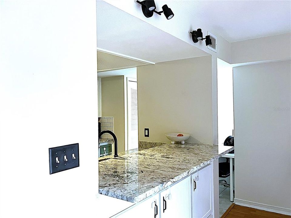 For Sale: $234,900 (2 beds, 1 baths, 1024 Square Feet)