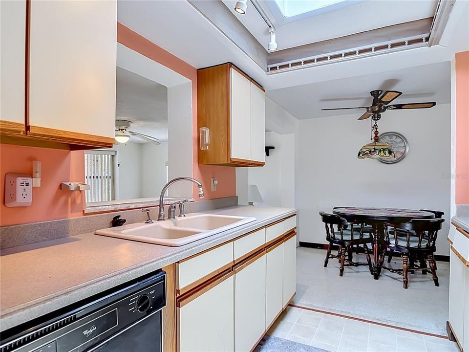 На продажу: $395,000 (2 спален, 1 ванн, 888 Квадратных фут)