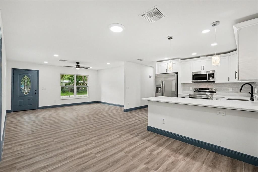 For Sale: $289,000 (3 beds, 2 baths, 1356 Square Feet)