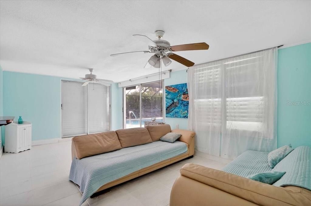 En Venta: $273,000 (2 camas, 2 baños, 1115 Pies cuadrados)