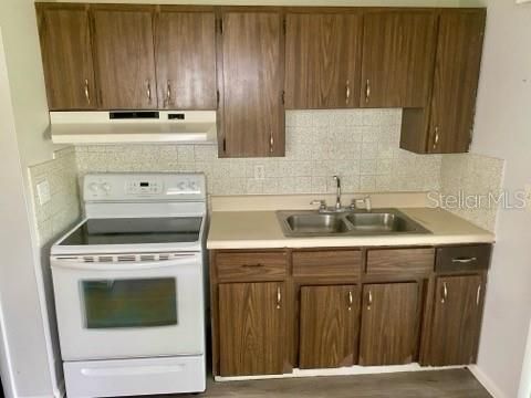 В аренду: $1,295 (2 спален, 1 ванн, 702 Квадратных фут)