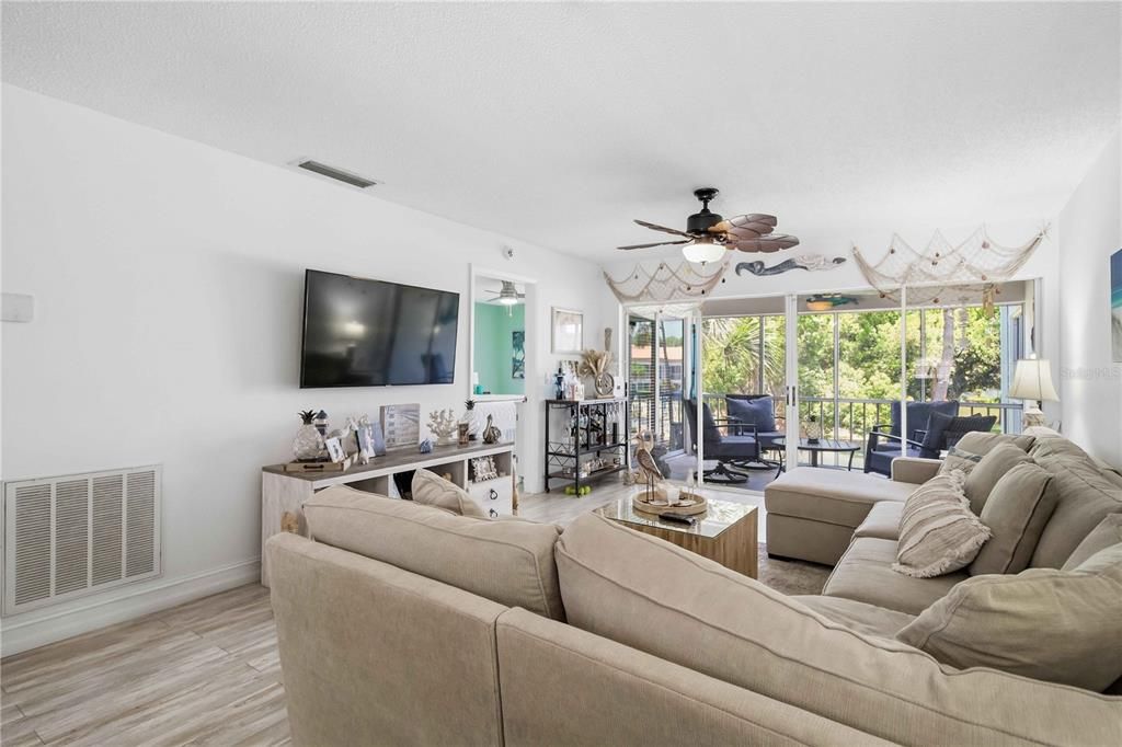 For Sale: $255,000 (2 beds, 2 baths, 1127 Square Feet)