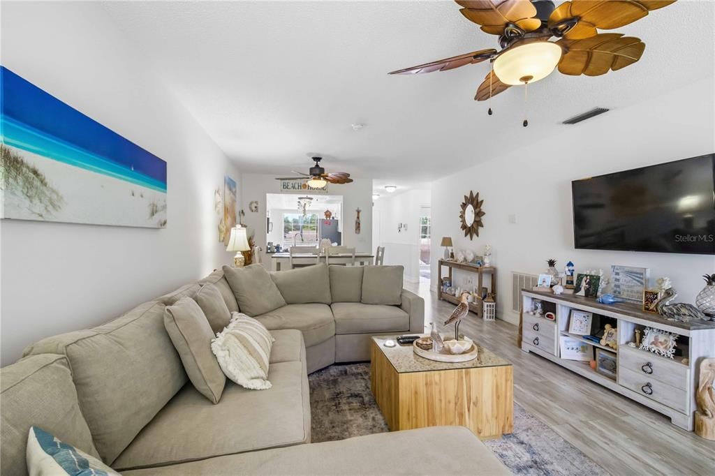 For Sale: $255,000 (2 beds, 2 baths, 1127 Square Feet)