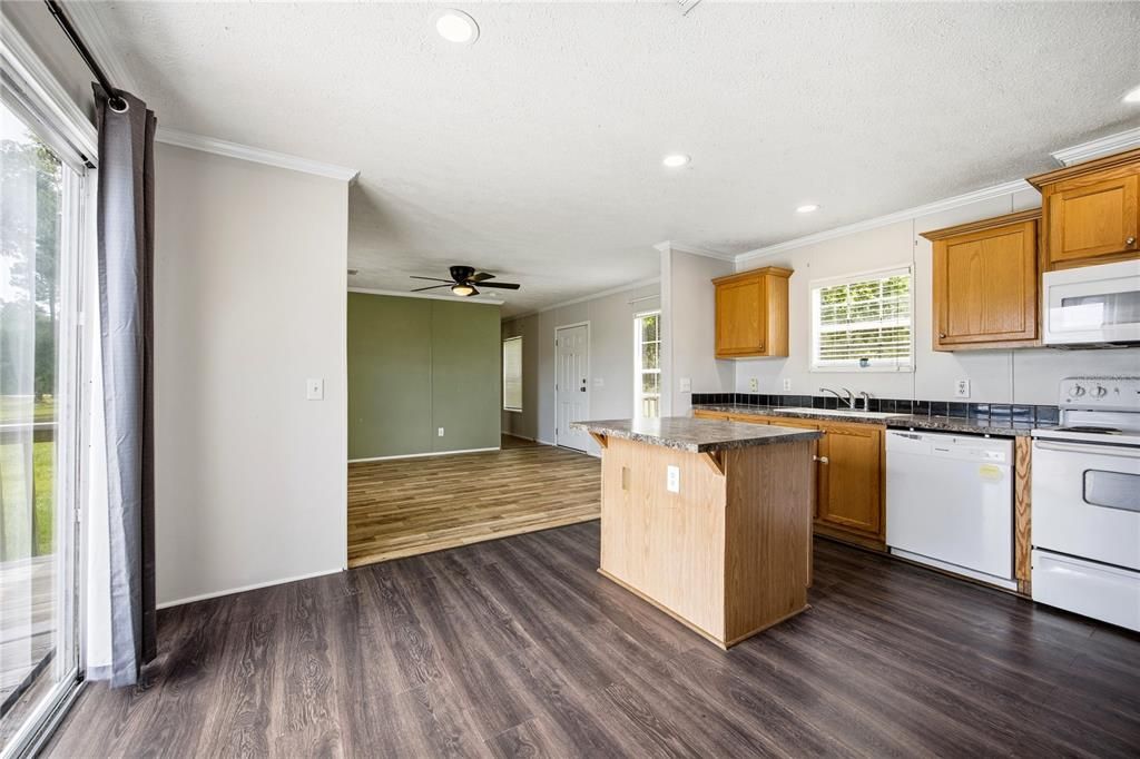 Active With Contract: $169,000 (3 beds, 2 baths, 1216 Square Feet)