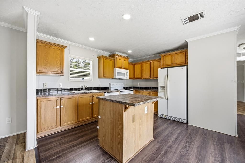 Active With Contract: $169,000 (3 beds, 2 baths, 1216 Square Feet)