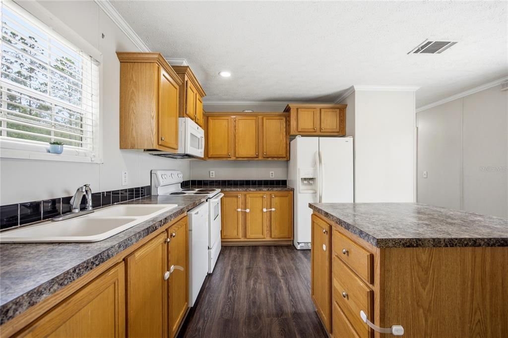 Active With Contract: $169,000 (3 beds, 2 baths, 1216 Square Feet)