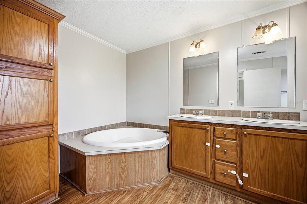 Active With Contract: $169,000 (3 beds, 2 baths, 1216 Square Feet)