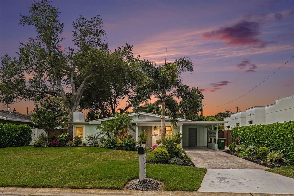For Sale: $575,000 (3 beds, 2 baths, 1000 Square Feet)
