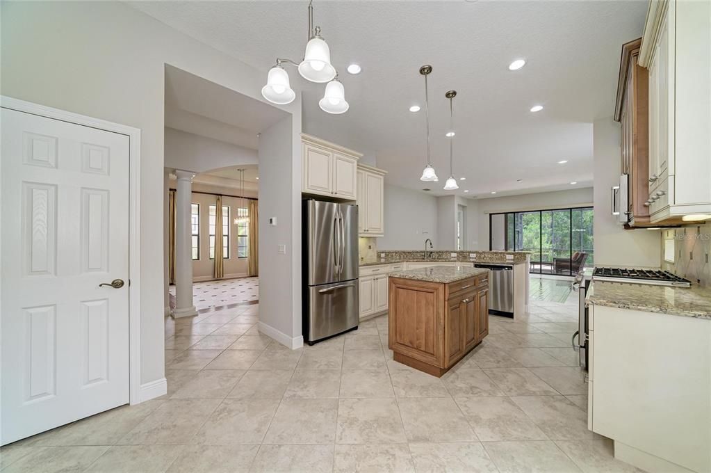 For Sale: $569,900 (2 beds, 2 baths, 2215 Square Feet)