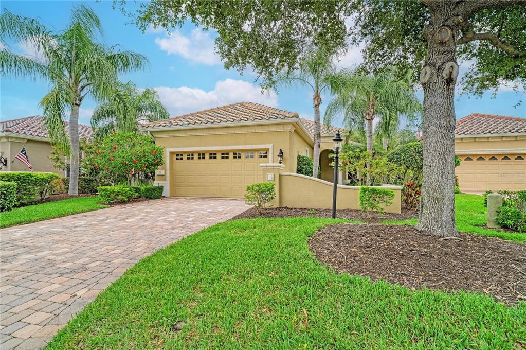 For Sale: $569,900 (2 beds, 2 baths, 2215 Square Feet)