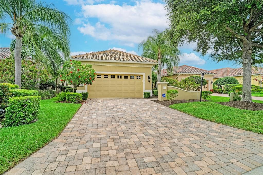 For Sale: $569,900 (2 beds, 2 baths, 2215 Square Feet)