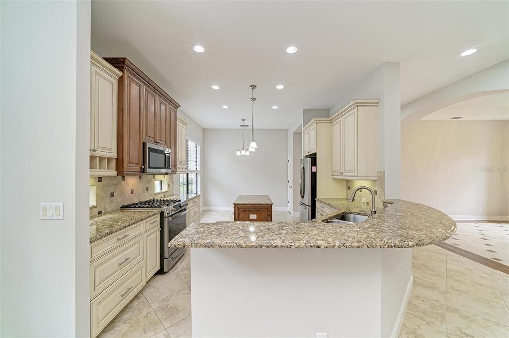 For Sale: $569,900 (2 beds, 2 baths, 2215 Square Feet)