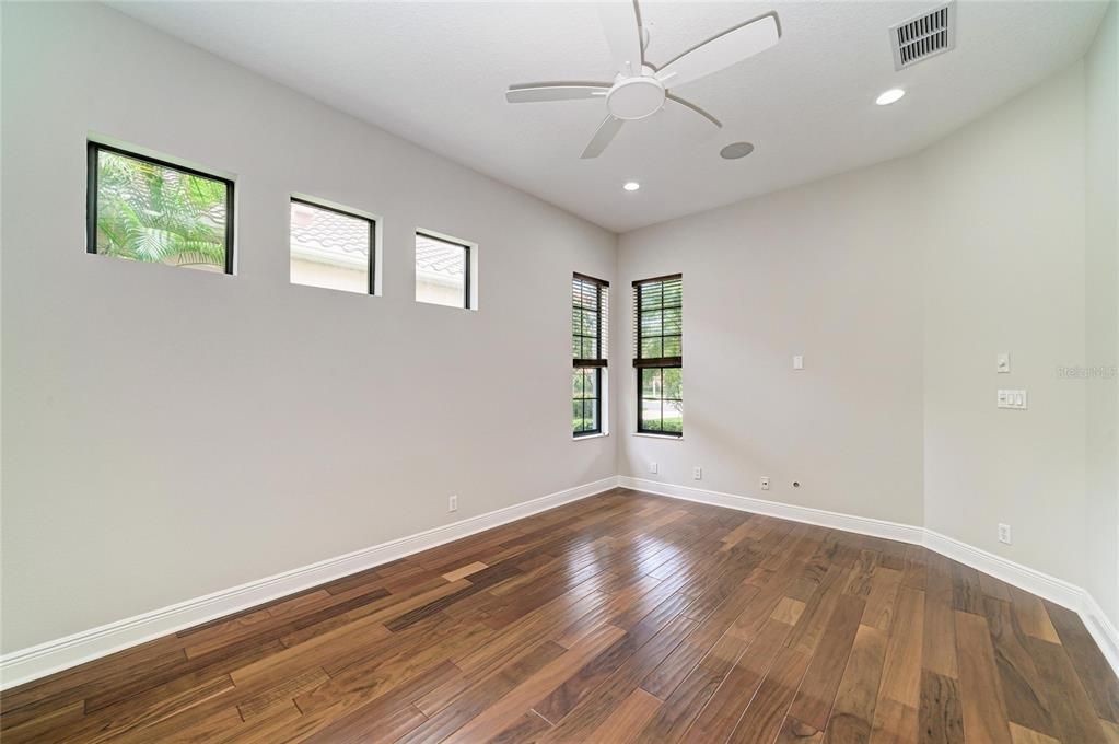 For Sale: $569,900 (2 beds, 2 baths, 2215 Square Feet)