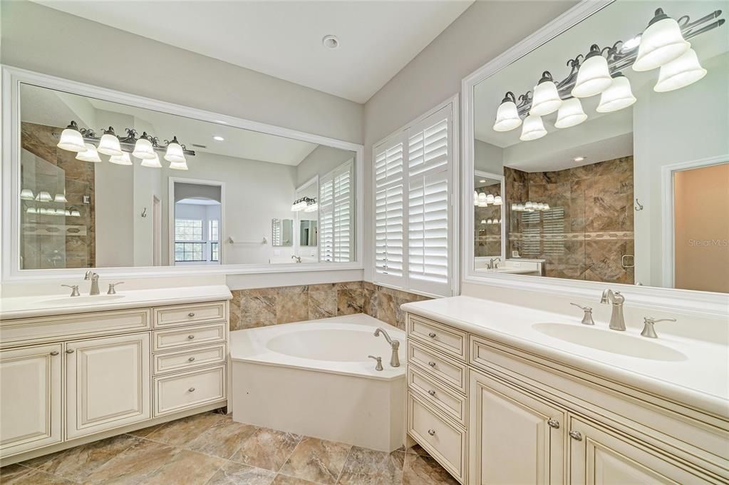 For Sale: $569,900 (2 beds, 2 baths, 2215 Square Feet)