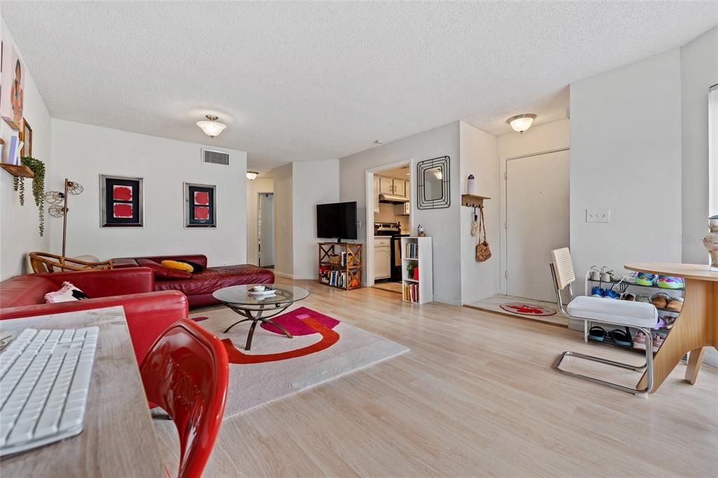 For Sale: $89,999 (2 beds, 2 baths, 976 Square Feet)