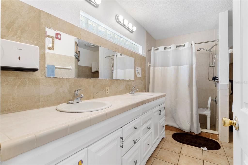 В аренду: $4,500 (6 спален, 5 ванн, 2344 Квадратных фут)