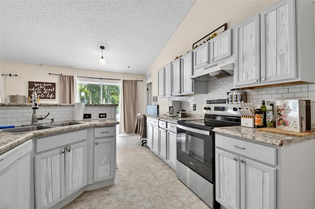 En Venta: $295,000 (3 camas, 2 baños, 1625 Pies cuadrados)
