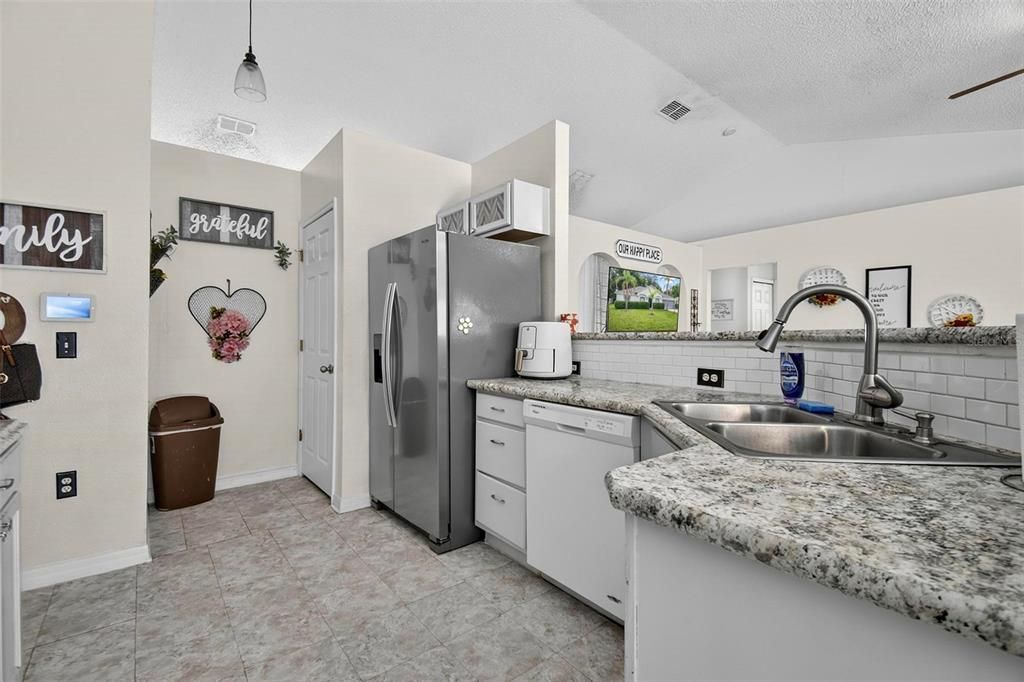 En Venta: $295,000 (3 camas, 2 baños, 1625 Pies cuadrados)