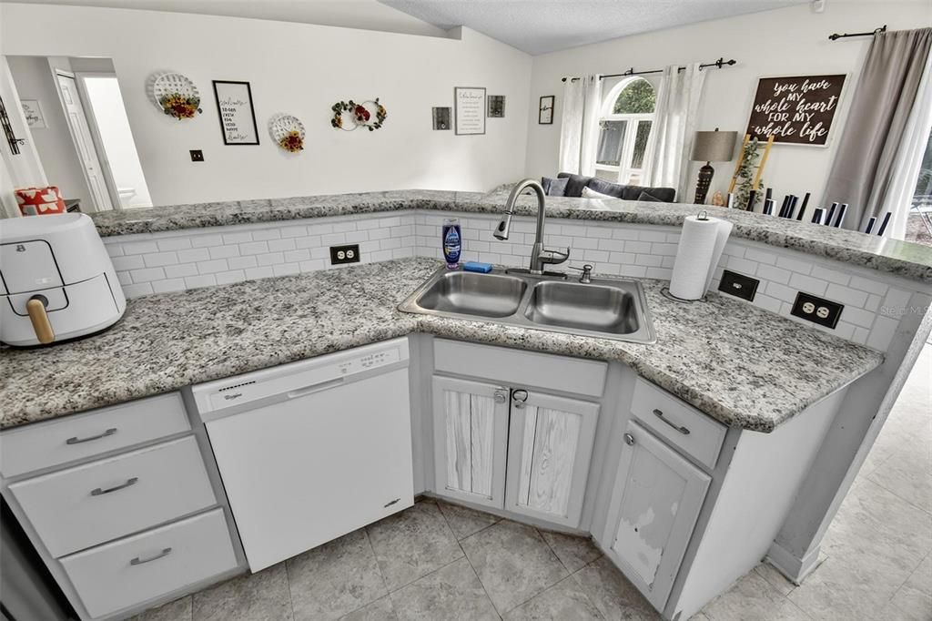 En Venta: $295,000 (3 camas, 2 baños, 1625 Pies cuadrados)