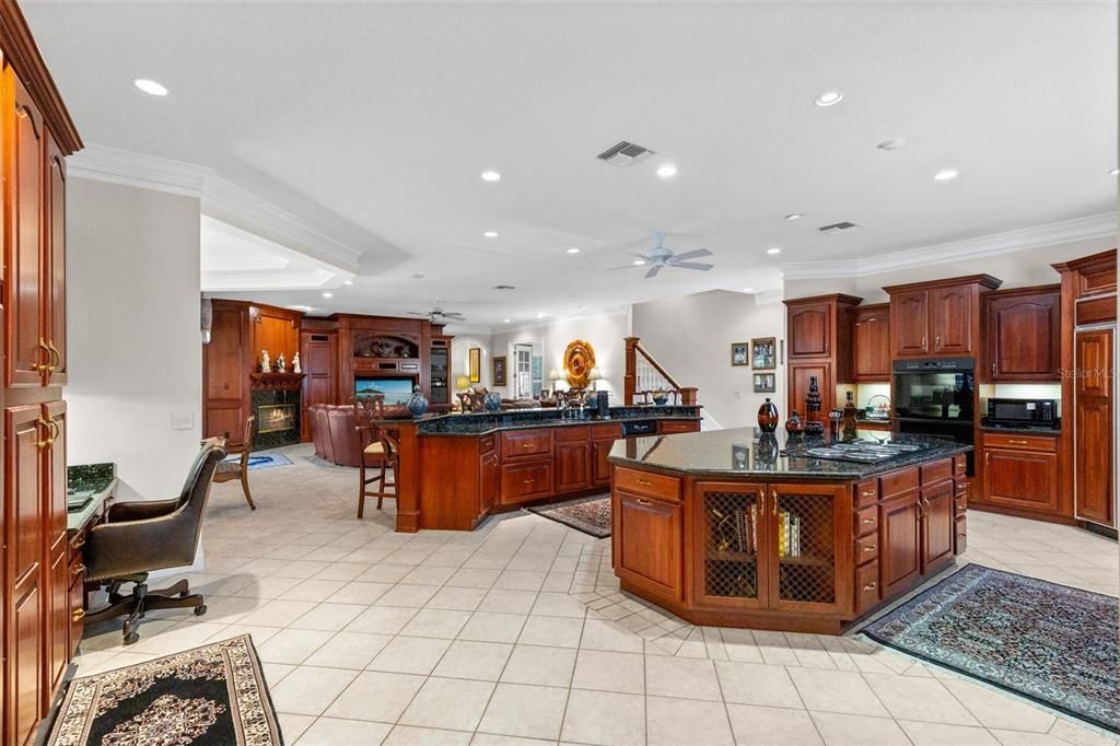 Activo con contrato: $1,990,000 (4 camas, 5 baños, 6546 Pies cuadrados)