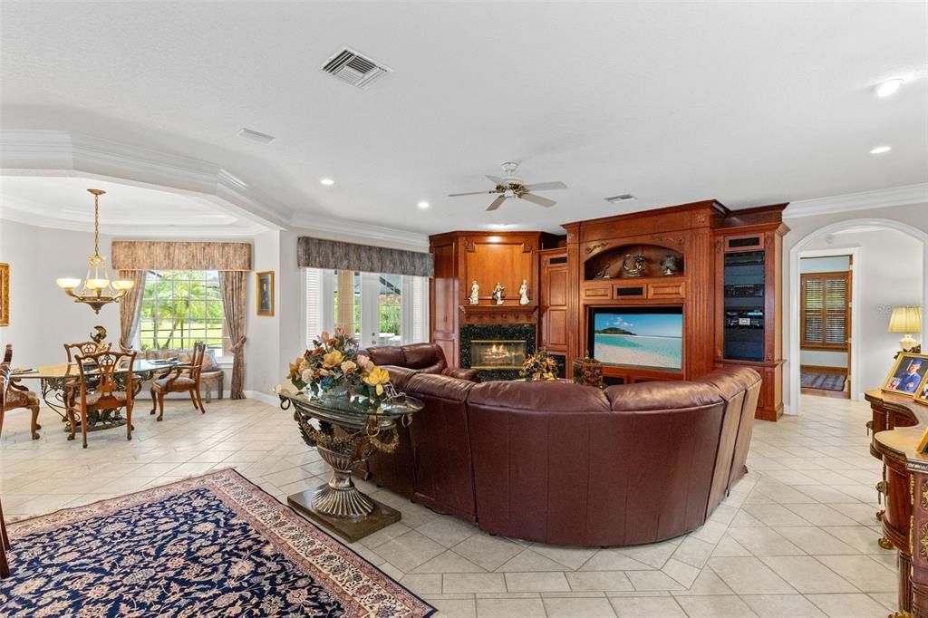 Activo con contrato: $1,990,000 (4 camas, 5 baños, 6546 Pies cuadrados)