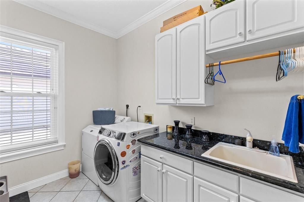 Activo con contrato: $1,990,000 (4 camas, 5 baños, 6546 Pies cuadrados)