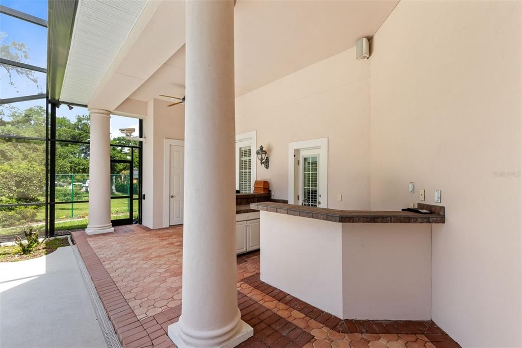 Activo con contrato: $1,990,000 (4 camas, 5 baños, 6546 Pies cuadrados)