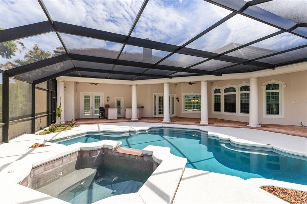 Activo con contrato: $1,990,000 (4 camas, 5 baños, 6546 Pies cuadrados)