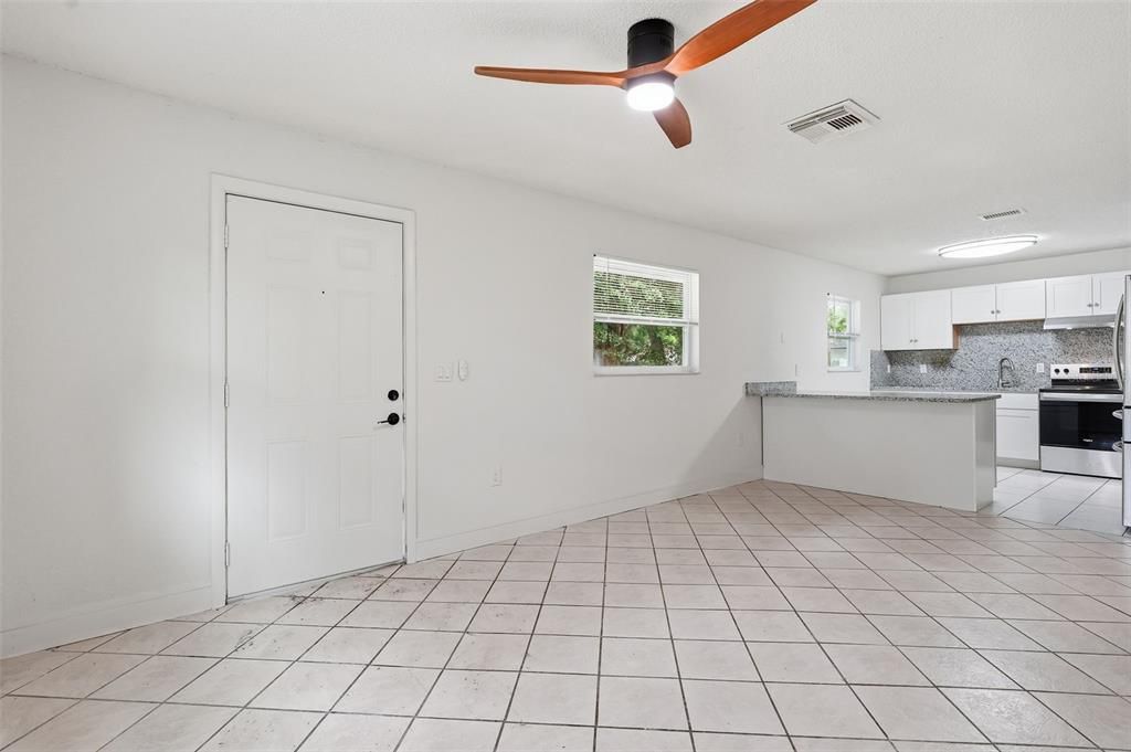 For Rent: $1,350 (2 beds, 1 baths, 1000 Square Feet)