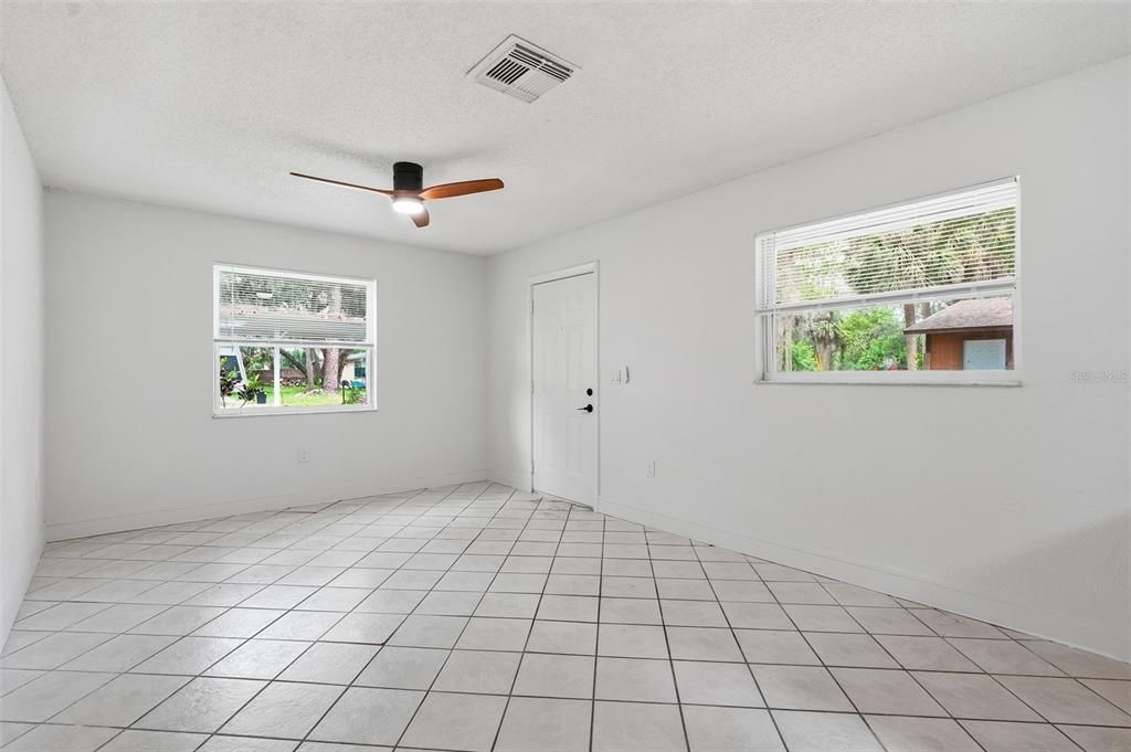 For Rent: $1,350 (2 beds, 1 baths, 1000 Square Feet)