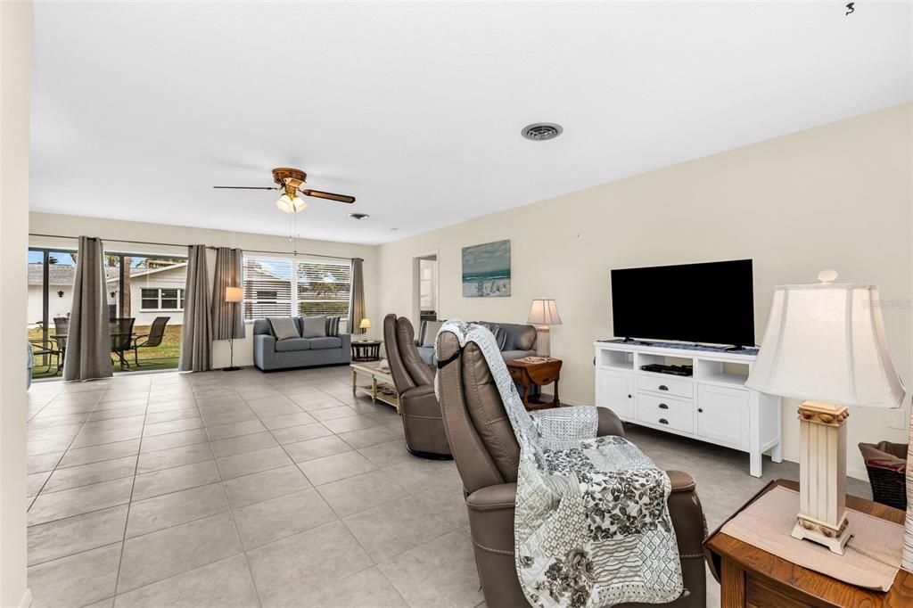 For Sale: $232,000 (2 beds, 2 baths, 1303 Square Feet)