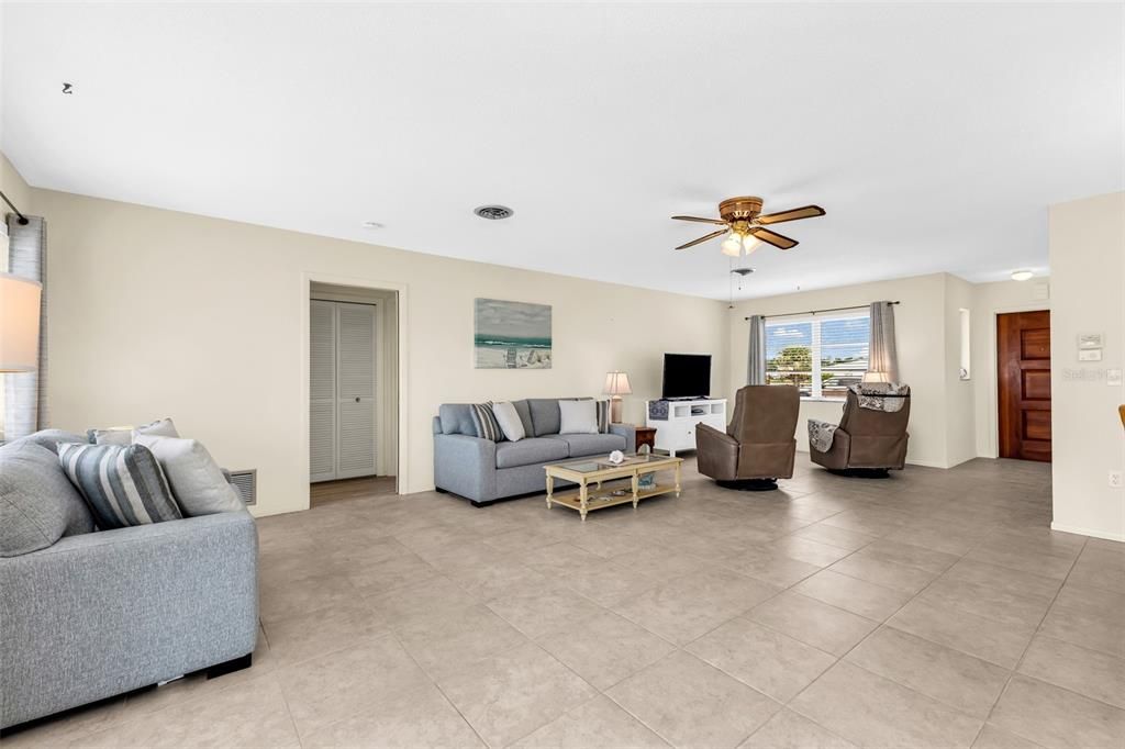 For Sale: $232,000 (2 beds, 2 baths, 1303 Square Feet)