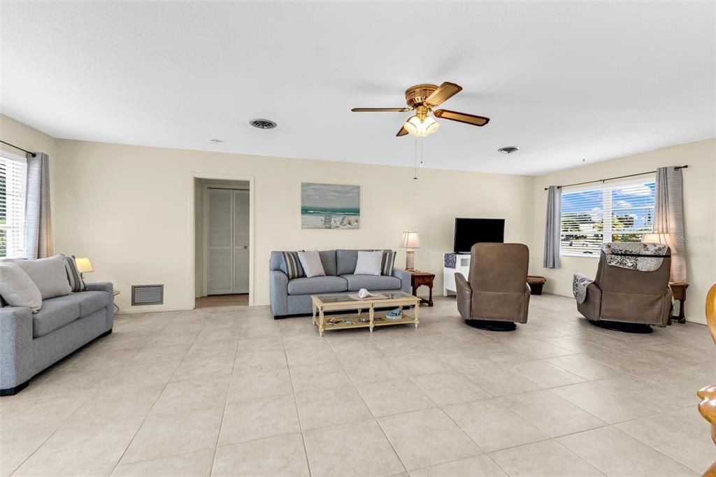 For Sale: $232,000 (2 beds, 2 baths, 1303 Square Feet)