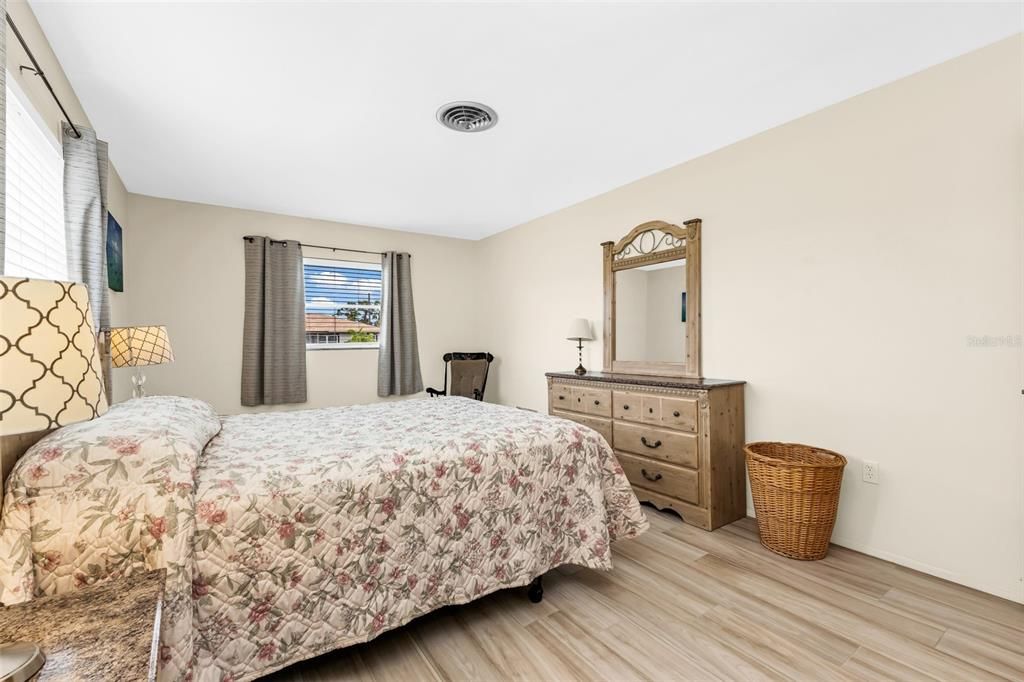 For Sale: $232,000 (2 beds, 2 baths, 1303 Square Feet)