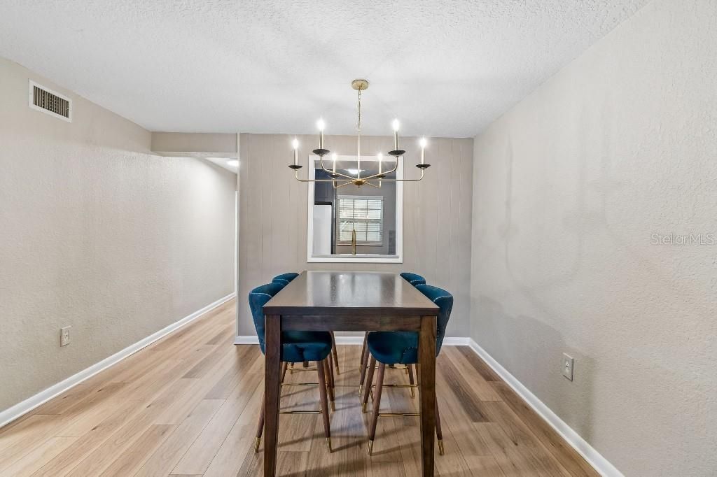 For Sale: $259,999 (2 beds, 2 baths, 956 Square Feet)