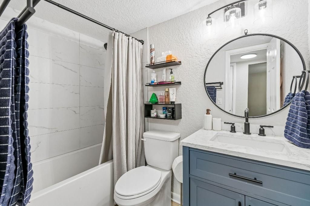 For Sale: $259,999 (2 beds, 2 baths, 956 Square Feet)