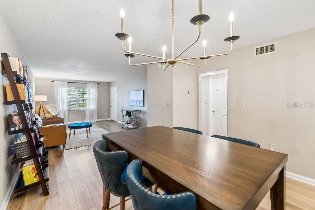 For Sale: $259,999 (2 beds, 2 baths, 956 Square Feet)