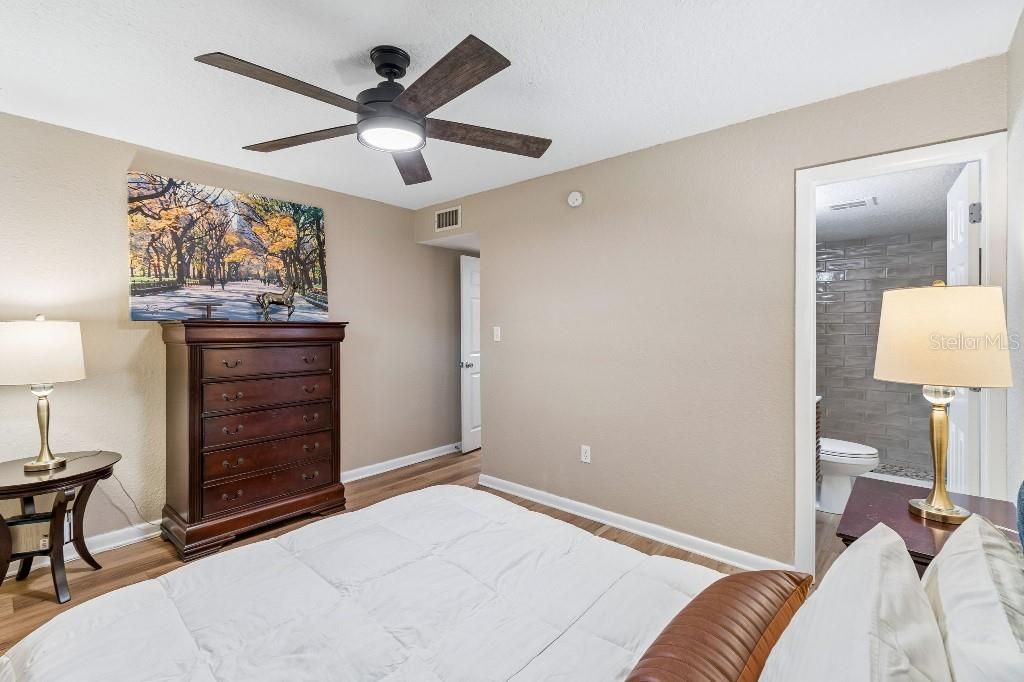 For Sale: $259,999 (2 beds, 2 baths, 956 Square Feet)