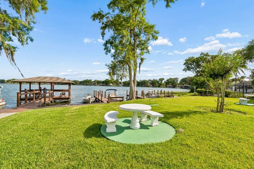 For Sale: $259,999 (2 beds, 2 baths, 956 Square Feet)