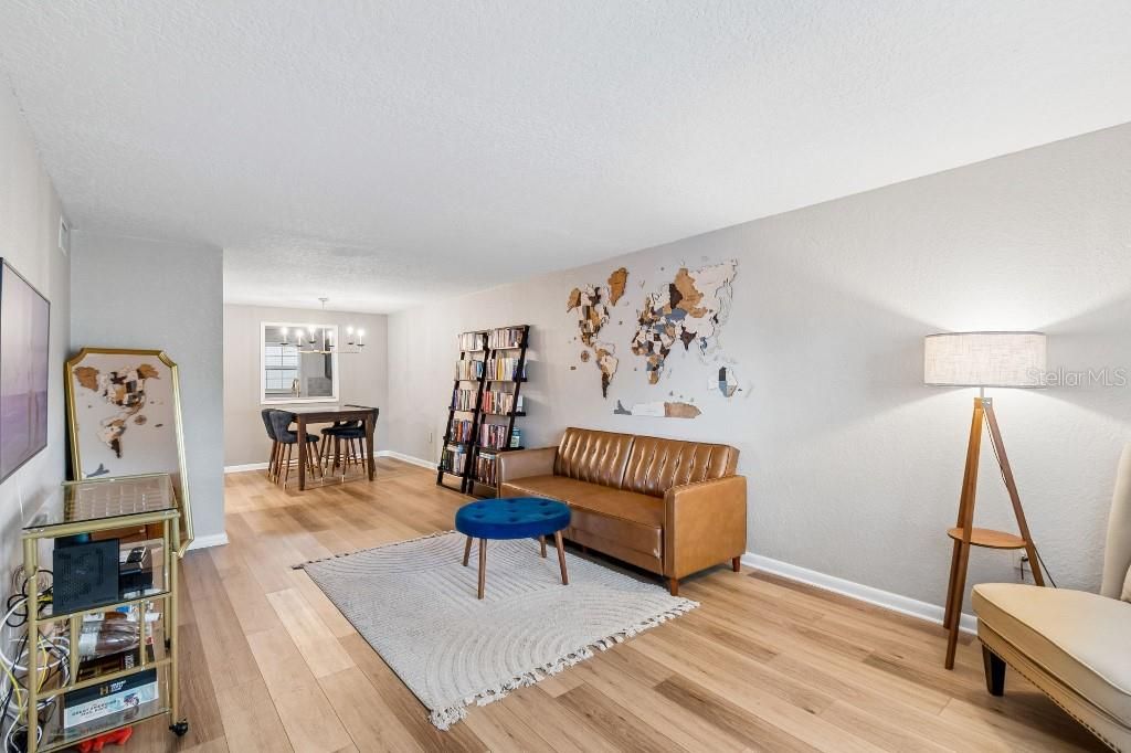 For Sale: $259,999 (2 beds, 2 baths, 956 Square Feet)