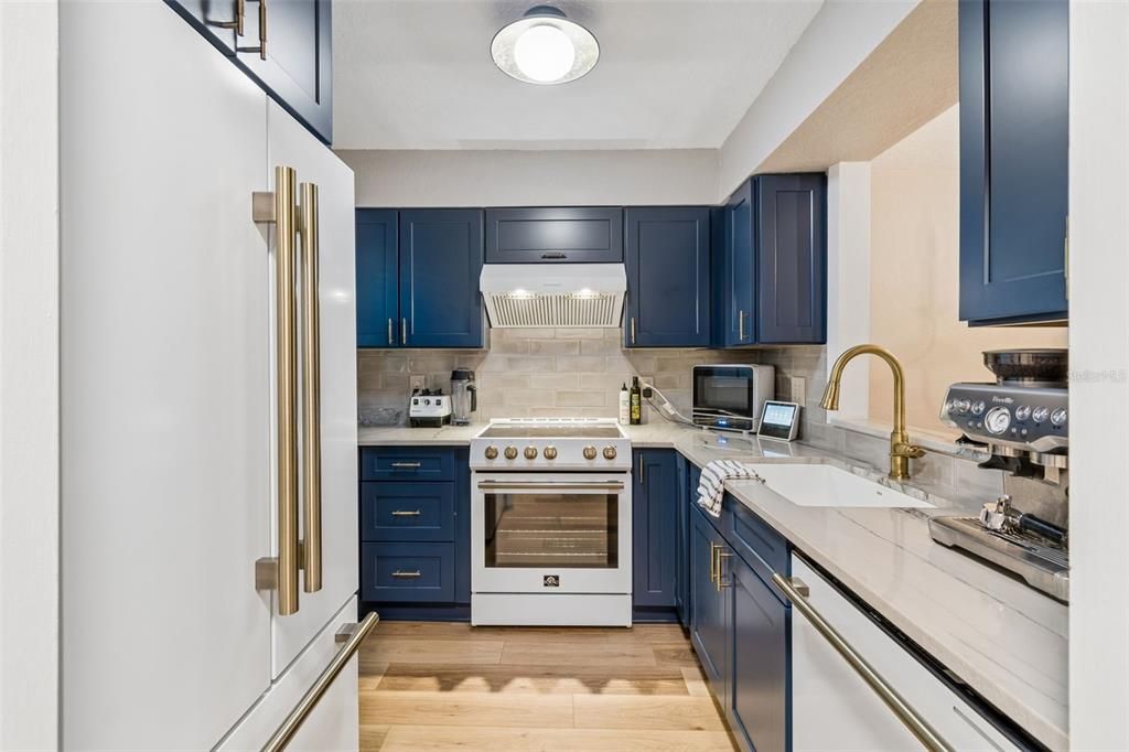 For Sale: $259,999 (2 beds, 2 baths, 956 Square Feet)