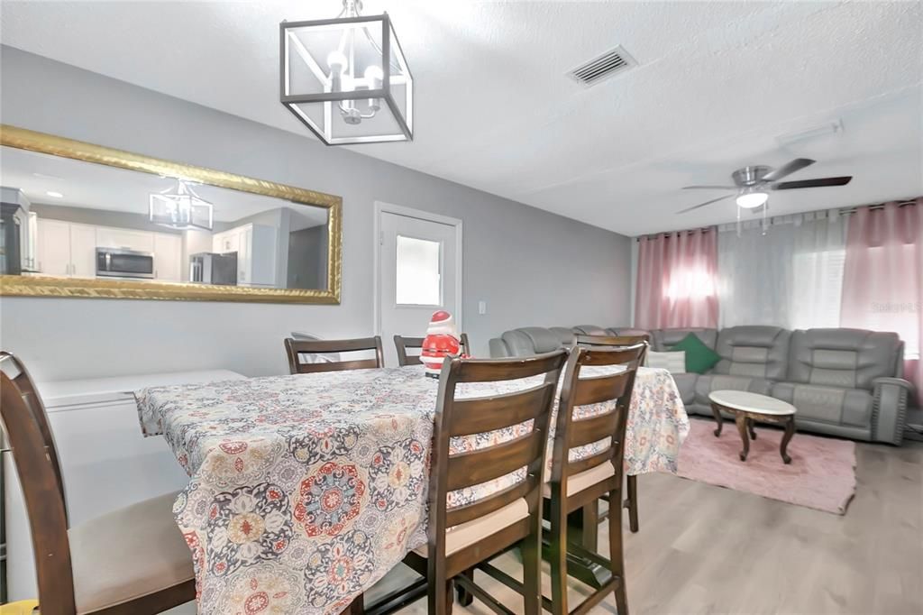 На продажу: $329,000 (3 спален, 1 ванн, 1050 Квадратных фут)