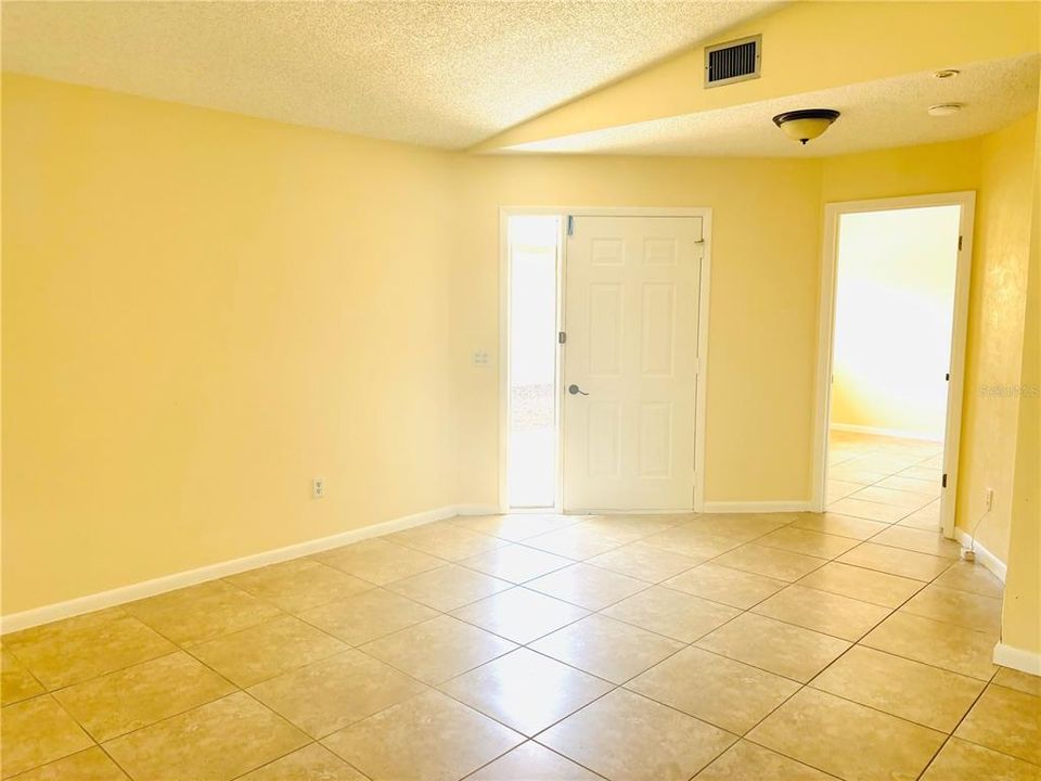 For Sale: $289,000 (3 beds, 2 baths, 1265 Square Feet)
