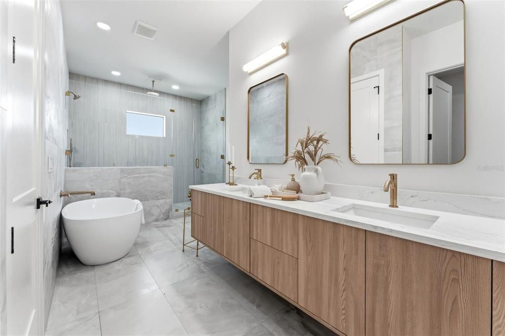 Activo con contrato: $1,290,000 (4 camas, 4 baños, 3090 Pies cuadrados)